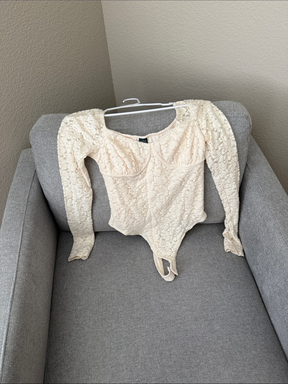 Wild fable Cream Lace Long-Sleeve Bodysuit. Size Small.